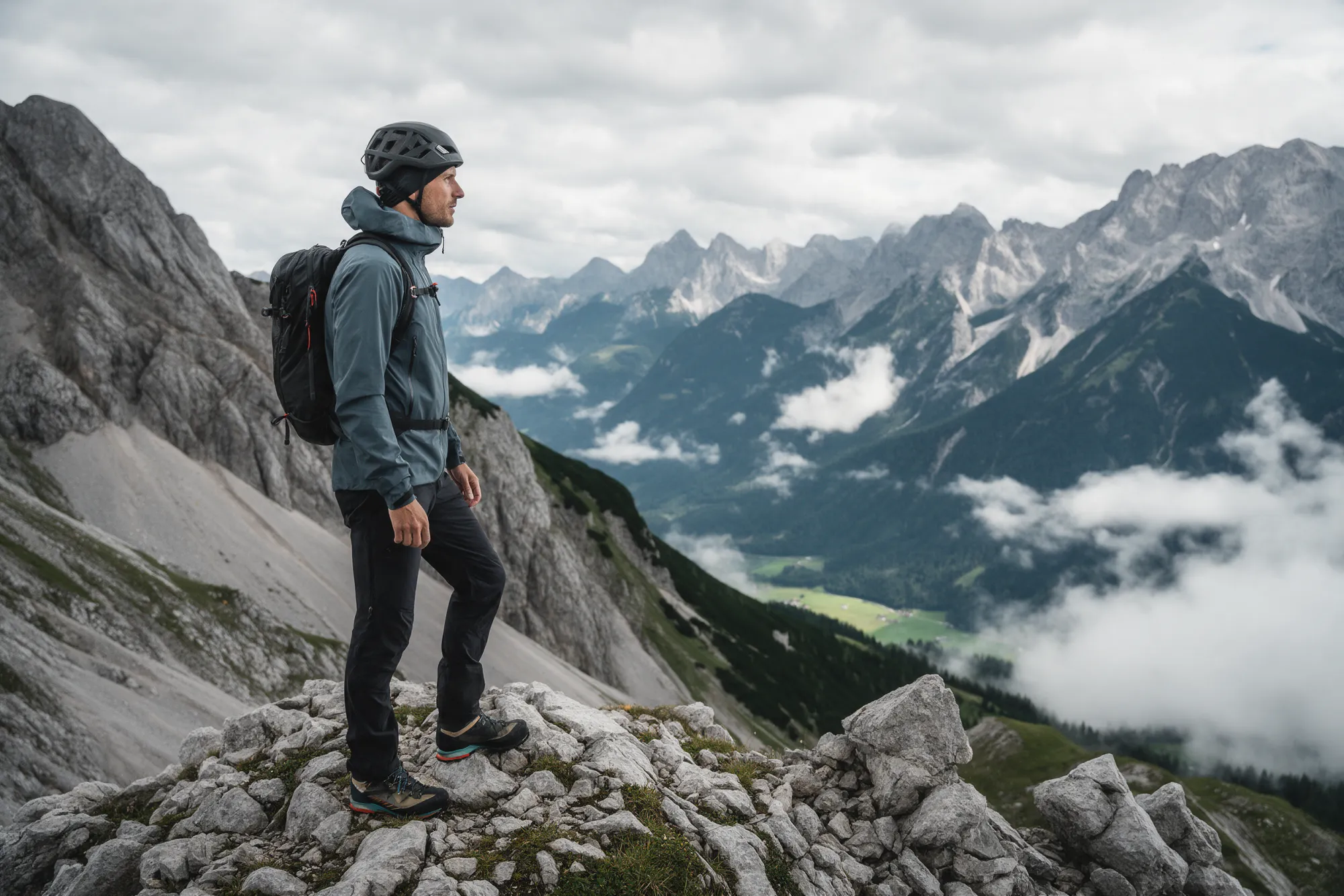 Bergsteiger in schiefergrauer Jacke auf einem Grat in den Tiroler Alpen